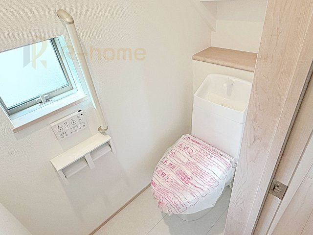 水戸市見川3丁目　新築戸建て　A号棟のトイレ|温水洗浄便座付きのトイレ。
トイレが２ヵ所設置で朝の忙しい時間でも安心です。