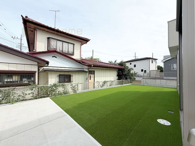 水戸市見川3丁目　新築戸建て　A号棟の庭|広々とした日当たりの良いお庭でお家時間を満喫！人工芝でお手入れラクラク♪