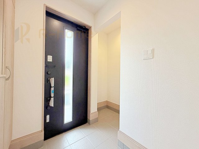 水戸市見川3丁目　新築戸建て　A号棟の玄関|ベビーカーなどもスッキリ収納できるシューズインクローゼット！