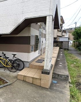 千葉市花見川区検見川町２丁目のアパートのエントランス