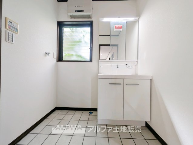 武蔵村山市神明二丁目　リフォーム中古一戸建ての独立洗面台|独立洗面台あり、毎朝おしゃれに忙しい女性の方におすすめです