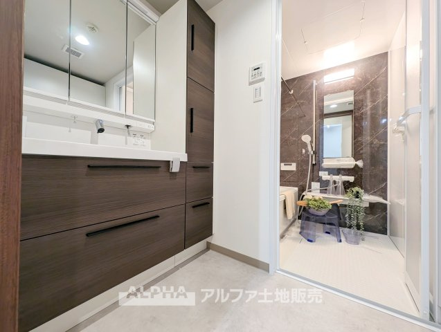 ネクステージ小平の独立洗面台|独立洗面台、小物を置くことができて便利です