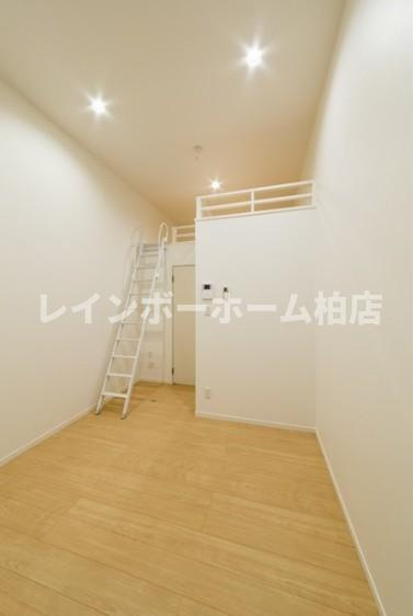 仲介手数料（賃料の1.10ヵ月）の50％OFF対象物件！の寝室|内装は落ち着いています