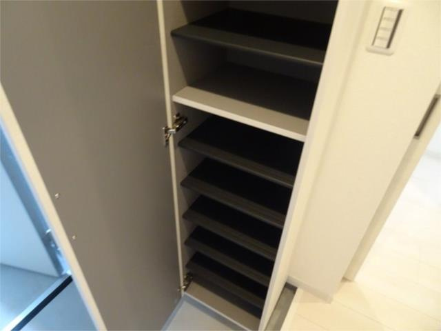 狛江市岩戸北３丁目のアパートの収納|大容量のシューズＢＯＸ