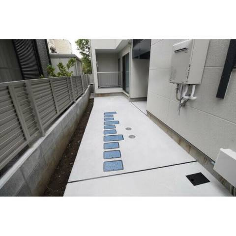 狛江市岩戸北３丁目のアパートのエントランス