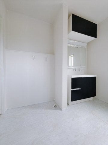 【中古戸建】藤岡市下大塚の独立洗面台|■洗面室｜大きな鏡で朝の身支度もラクラク♪毎日の忙しい準備が楽しくなる洗面所です(^^♪