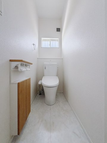 【中古戸建】藤岡市下大塚のトイレ|■トイレ｜白を基調としたトイレになってます♪窓付きなので常に綺麗を保てます♪