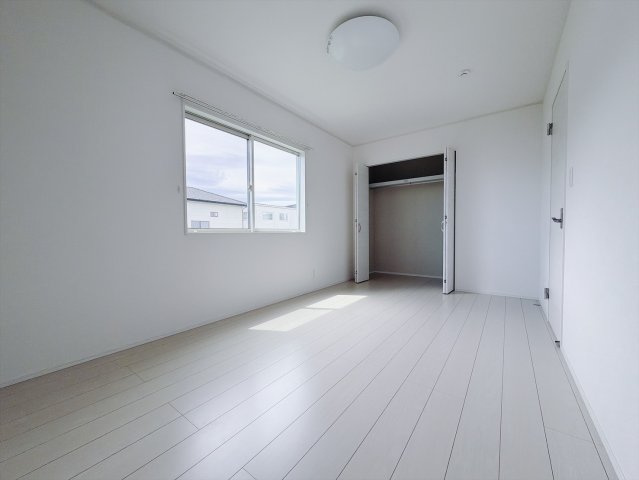 【中古戸建】藤岡市下大塚の洋室|■2階洋室｜お子様の一人部屋にピッタリな洋室。木のぬくもりを感じるフローリングは、天然木の味わいが時とともに深みを増していきます。また、傷にも強く、フリーワックスでお手入れもラクラクです♪