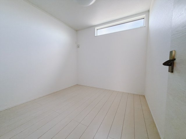【中古戸建】藤岡市下大塚の洋室|■2階洋室｜ナチュラルカラーの床です。模様替えなどとても楽しく工夫できます♪陽当たり、風通しもとても良いので毎日快適な生活スタートです！子供部屋にも良いですね♪