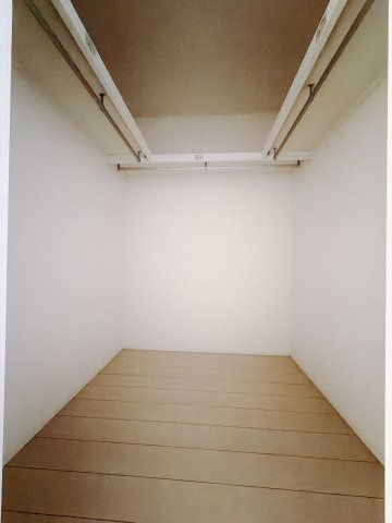 【中古戸建】藤岡市下大塚の収納|■WIC｜お洋服はもちろん、使う頻度の少ない家具や小物・場所を取りがちな旅行用のスーツケースなどもしまえます。また、厚手のコートをしまっても充分な広さを堪能できるプランです♪