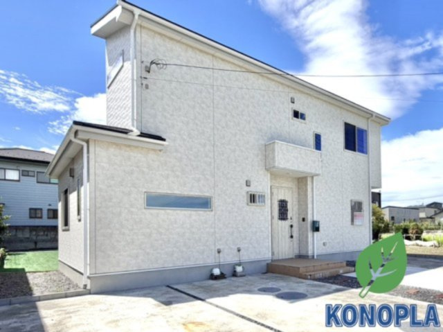 【中古戸建】藤岡市下大塚の外観|■外観｜窓の配置や、爽やかな白ベースの外観が清潔感をもたらします。まっさらなキャンバスのような家にこだわりを彩って…始めよう、あなただけの豊かな暮らし( ＾＾ )
