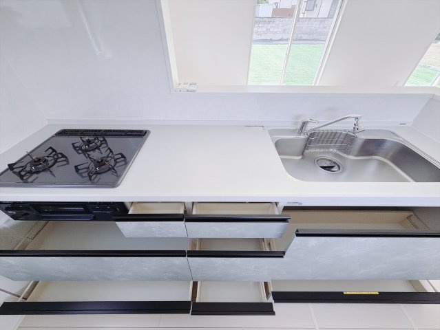 【中古戸建】藤岡市下大塚のキッチン|■キッチン｜全スライド式収納キッチン♪お皿や鍋の出し入れもラクラクです（＾＾）！