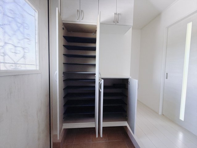 【中古戸建】藤岡市下大塚の玄関|■玄関｜毎日の「いってらっしゃい」や「お帰りなさい」を大切なご家族と過ごす玄関は〈使いやすさ〉を追求しております。玄関横の物入は急な来客時でもさっとお片付けできるスペースを確保しています。