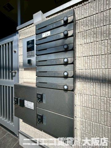 大阪市城東区今福西２丁目のアパートのエントランス