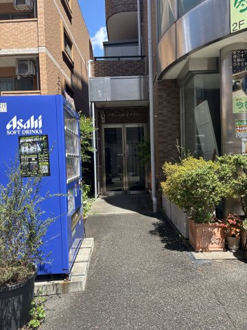 エントランスに自動販売機もございます♪