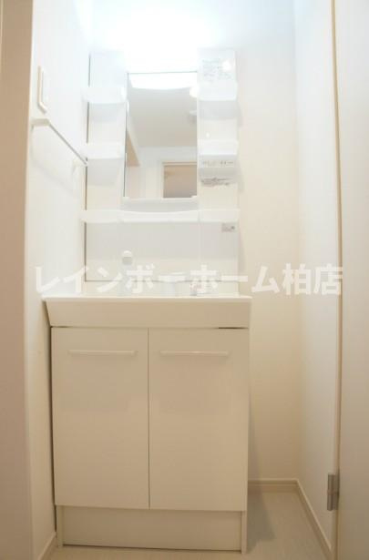 経済的な都市ガス☆二口コンロ☆の洗面所|明るい洗面所です