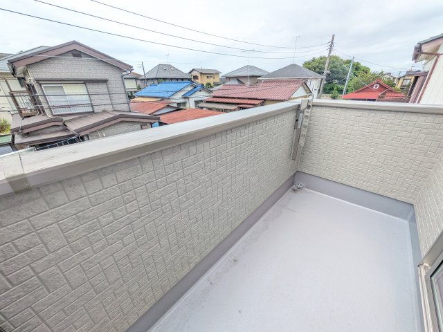 阿見町うずら野2丁目15番　新築戸建て　A号棟のバルコニー|洗濯物も布団もまとめて干せるワイド設計。
広々としたワイドバルコニーで、家事の効率が上がり、日々の暮らしが快適になります。