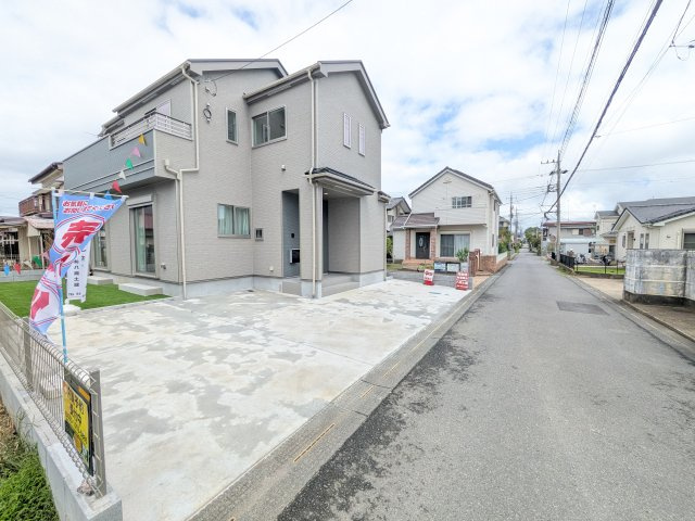 阿見町うずら野2丁目15番　新築戸建て　A号棟の前面道路含む現地写真|現地完成済で建物や駐車場、お庭も全てご覧いただけます。。
本日のご見学も可能です♪
お気軽にお電話またはお問い合わせください。