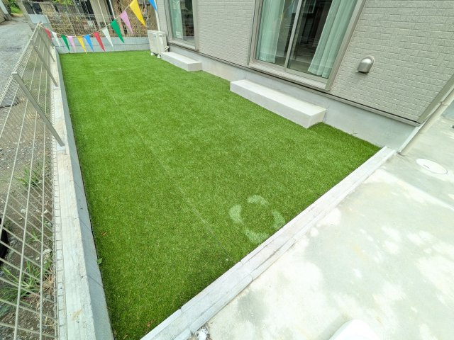 阿見町うずら野2丁目15番　新築戸建て　A号棟の庭|リビングに明るい光を届ける南庭。
お子様の遊び場やペットのスペースとしても最適です。
室内外で心地よい暮らしが叶います。