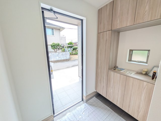 阿見町うずら野2丁目15番　新築戸建て　A号棟の玄関|家族全員の靴がスッキリ片付く大容量シューズボックス完備。
お客様を気持ちよく迎えられる、明るく清潔感あふれる玄関です。