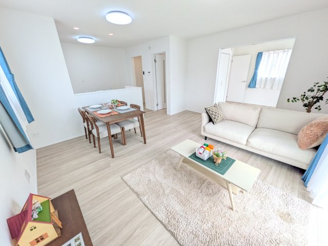 阿見町うずら野2丁目15番　新築戸建て　A号棟の居間・リビング|居心地の良いデザインと機能性を両立。ご友人を招いたり、趣味を楽しんだり、様々なシーンで活躍する団らんの中心地です。