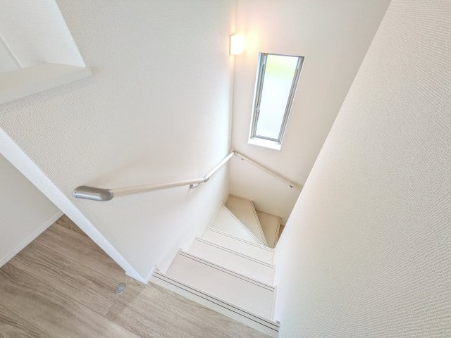 阿見町うずら野2丁目15番　新築戸建て　A号棟の内装|窓付きで明るい階段は、手すり付きでお子様からご年配の方まで安心して上り下りができます♪