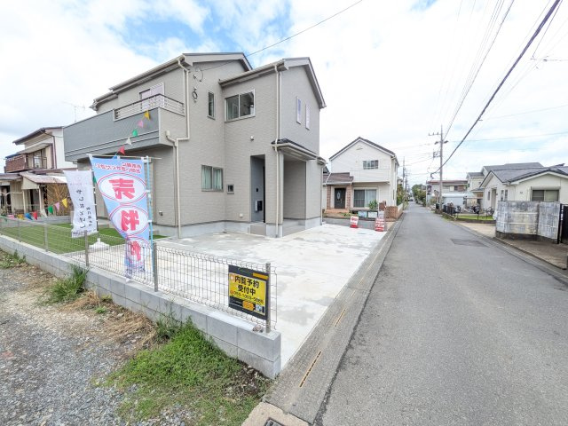 阿見町うずら野2丁目15番　新築戸建て　A号棟の前面道路含む現地写真