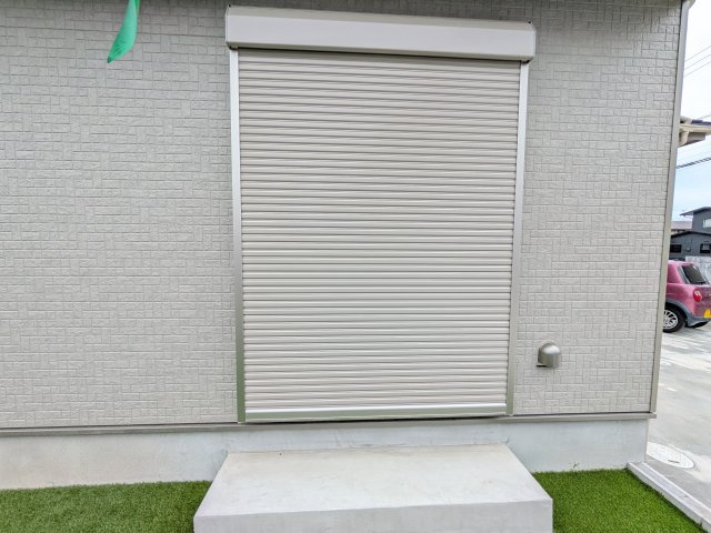 阿見町うずら野2丁目15番　新築戸建て　A号棟の防犯設備|防犯・防災だけでなく、シャッターを閉めることで断熱効果もアップ。
外気の影響を受けにくく、冷暖房効率の向上も期待できます。