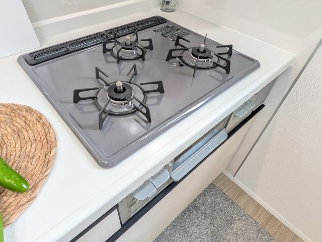 阿見町うずら野2丁目15番　新築戸建て　A号棟のキッチン|忙しい毎日の調理をサポートする三ツ口コンロ。
煮る・焼く・温めると同時進行で、効率よく時短料理が叶います♪