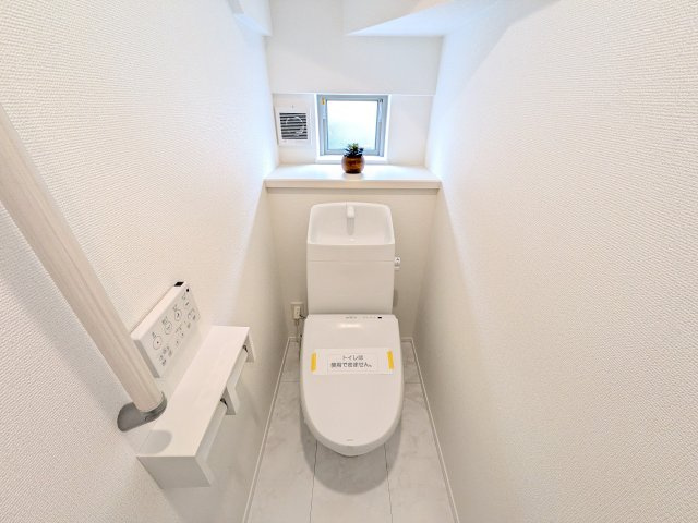 阿見町うずら野2丁目15番　新築戸建て　A号棟のトイレ|高い節水性能で、水道代を大幅にカット。環境とお財布に優しく、家計をしっかりサポートします。