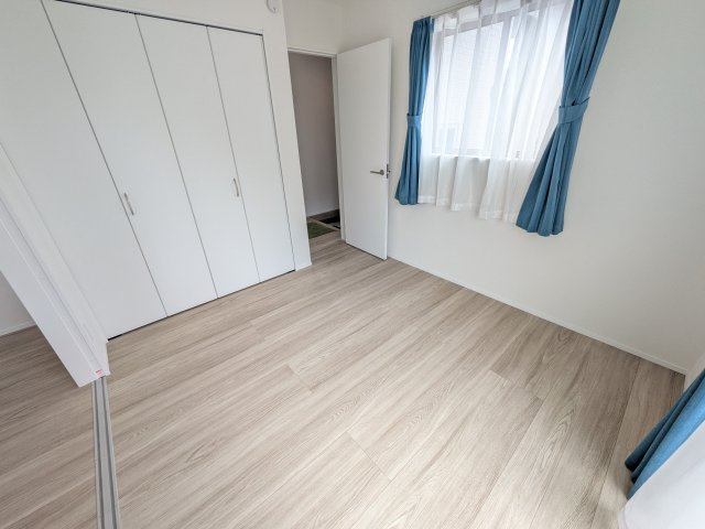 阿見町うずら野2丁目15番　新築戸建て　A号棟の洋室|リビングと繋がる多目的スペース。引き戸を開ければ広々LDK、閉じれば客間や書斎、お子様の遊び場に早変わりします。
