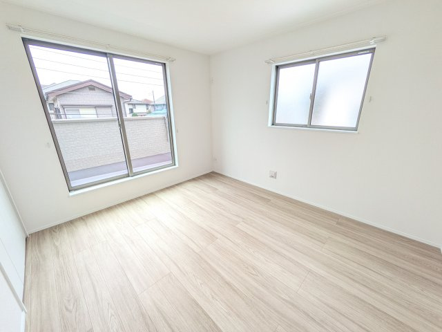 阿見町うずら野2丁目15番　新築戸建て　A号棟の洋室|バルコニーに面した２面採光で明るく開放的な洋室です♪