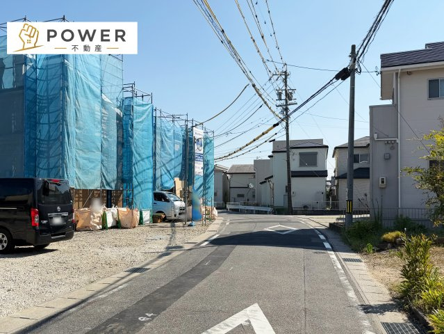 リーブルガーデン　刈谷市井ケ谷町　全5棟の前面道路含む現地写真|十分な幅が確保されており、車の出し入れもスムーズ。お子様の送り迎えなど、日常の動作も快適に行えます。									
									