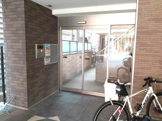ラ・カーサ　西加賀屋のエントランス