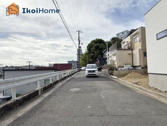 明石市東野町　中古戸建の前面道路含む現地写真|●年中無休：当日予約可●前面道路は北側幅員約5mでゆったりしております！