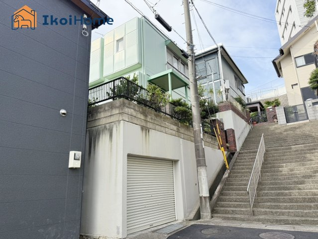明石市東野町　中古戸建のエントランス|●年中無休：当日予約可●一戸建ての多いエリア、静かで落ち着いた雰囲気です！