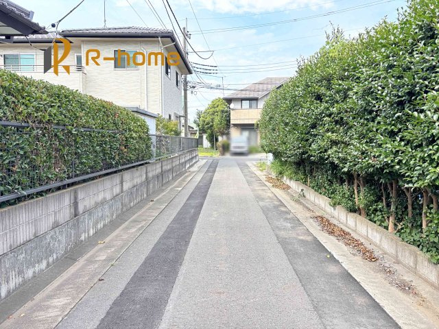 水戸市千波町　新築戸建て　A号棟の前面道路含む現地写真|周辺環境も併せて案内致します♪
閑静な住宅地で笑顔あふれる新生活！
ぜひ現地へお越しください♪