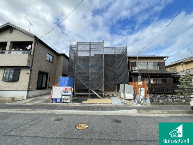 大津市真野　新築一戸建ての外観|周辺は落ち着いた街並みの住宅地！子育てがしやすい住環境です！まだ未完成ですが、現地でしかわからない事もございます。是非一度ご覧ください。
