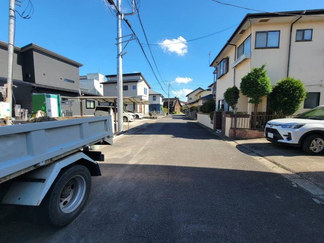 【ブルーミングガーデン】宇都宮市簗瀬町 全1棟の前面道路含む現地写真|〇1号棟〇
前面道路はゆとりの6ｍ幅。
車の出し入れもスムーズで、来客時も安心♪
開放感のある街並みに、暮らしやすさが広がります！
※2026年8月撮影