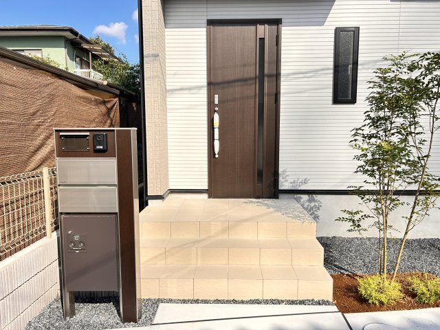 【ブルーミングガーデン】宇都宮市簗瀬町 全1棟の前面道路含む現地写真|〇1号棟〇
前面道路はゆとりの6ｍ幅。
車の出し入れもスムーズで、来客時も安心♪
開放感のある街並みに、暮らしやすさが広がります！
※2026年8月撮影