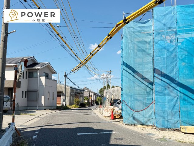 リーブルガーデン　刈谷市井ケ谷町　全5棟の前面道路含む現地写真|十分な幅が確保されており、車の出し入れもスムーズ。お子様の送り迎えなど、日常の動作も快適に行えます。									
									