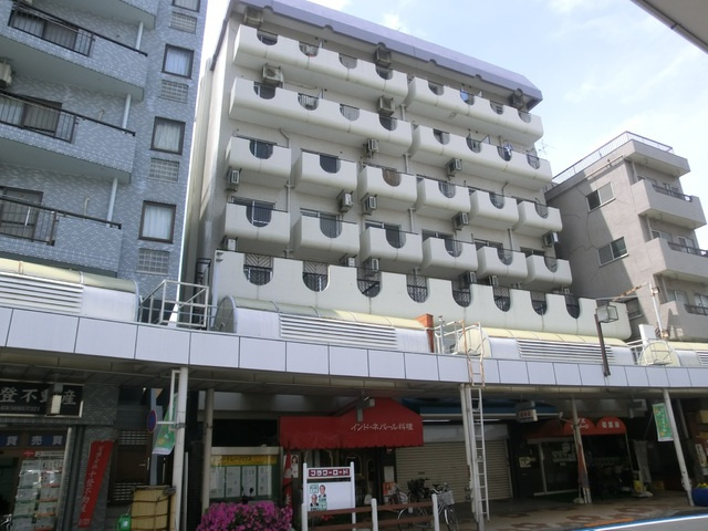 ニューシャトレーマンションの外観|商店街沿いにある便利なマンションです。