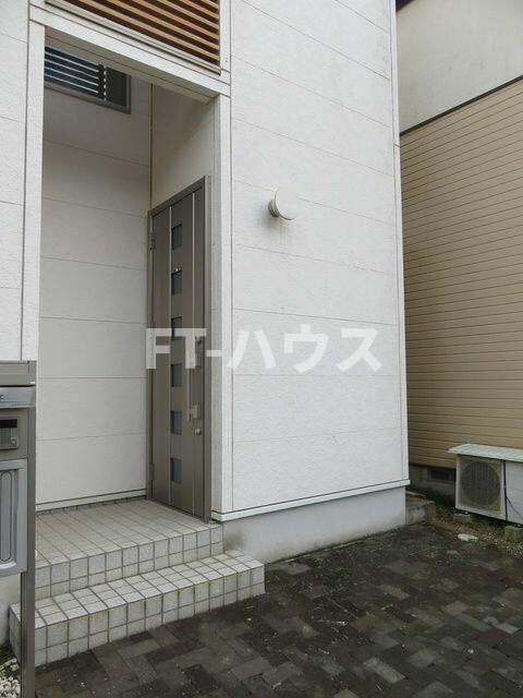 八千代市大和田新田戸建のエントランス