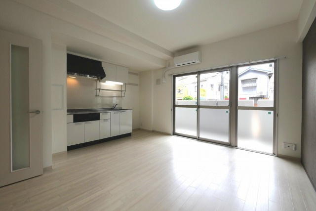 大阪市福島区海老江８丁目の賃貸マンションの居間・リビング