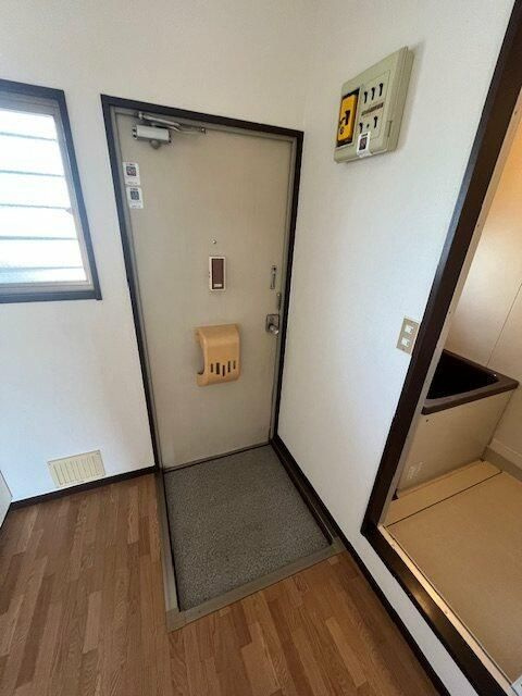 新妻ハイツの玄関