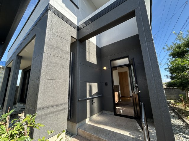 小松島市和田島町字松田新田　中古戸建の玄関