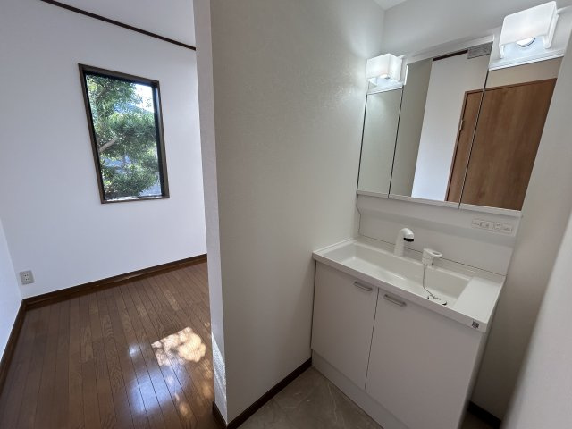 小松島市和田島町字松田新田　中古戸建の独立洗面台