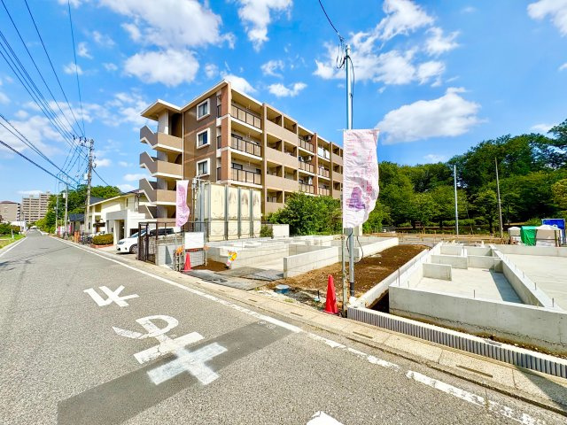 《仲介手数料半額》ふじみ野市大井2丁目　全5棟　2号棟の前面道路含む現地写真