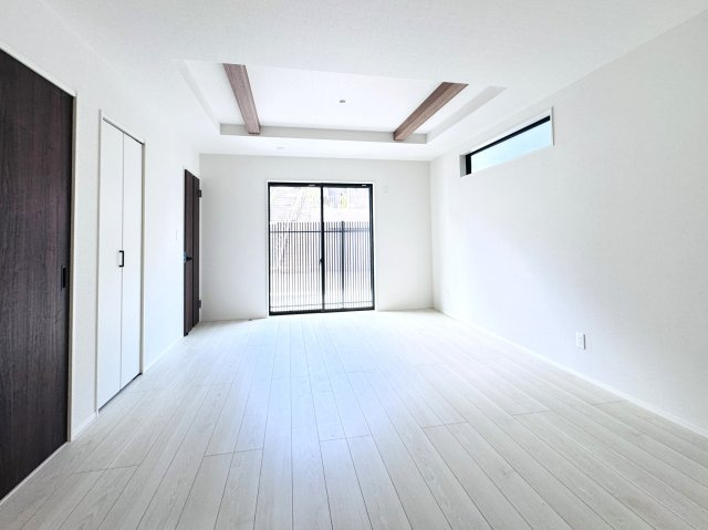 市川市曽谷４丁目新築戸建（曽谷16期）の居間・リビング|18帖リビングダイニングキッチン・折り上げ天井