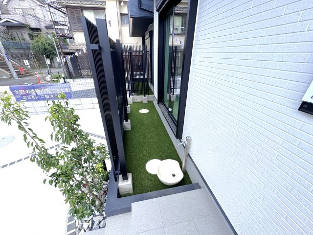 市川市曽谷４丁目新築戸建（曽谷16期）の庭|リビング前庭スペース・立水栓付き